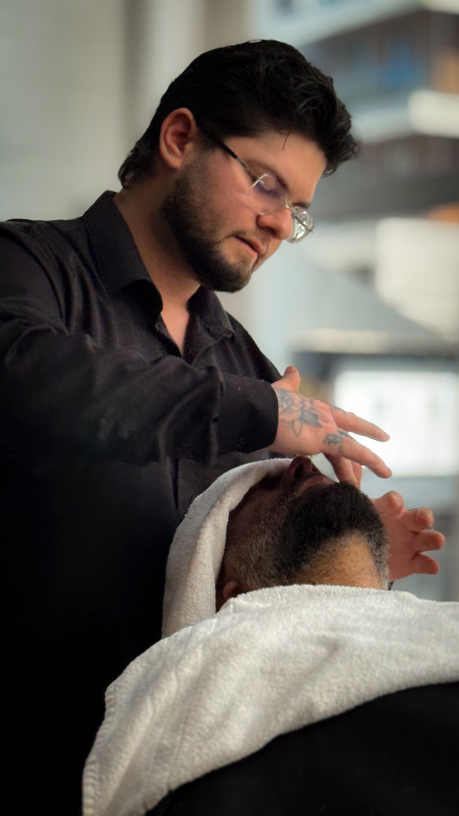 Profissional realizando corte masculino